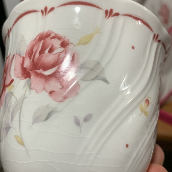 16 PC Vintage Dinner Plate /Mugs/Saucers Roses Floral & a Hot Pink Display Rack - Picture 10 of 17